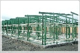運用物料和鋼鐵材質特性，搭配板模和浪板等建築素材，建出現代化倉庫